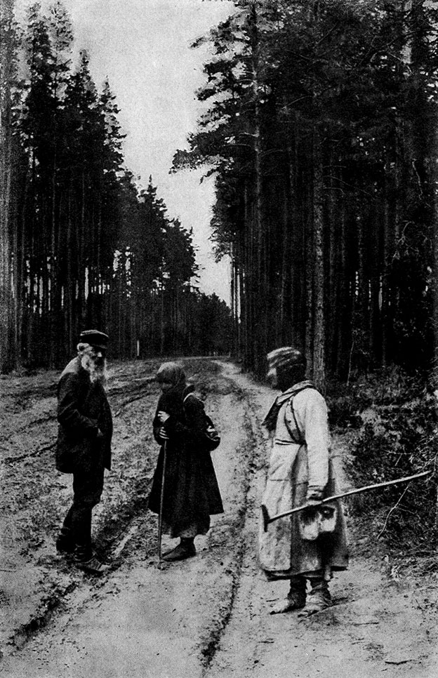 Shishkin with peasant women. Photograph. 1890s
